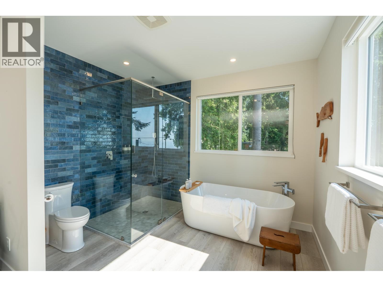 1590 OCEAN BEACH ESPLANADE, Gibsons