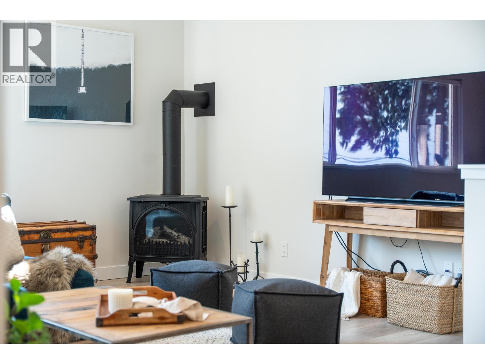 1590 OCEAN BEACH ESPLANADE, Gibsons