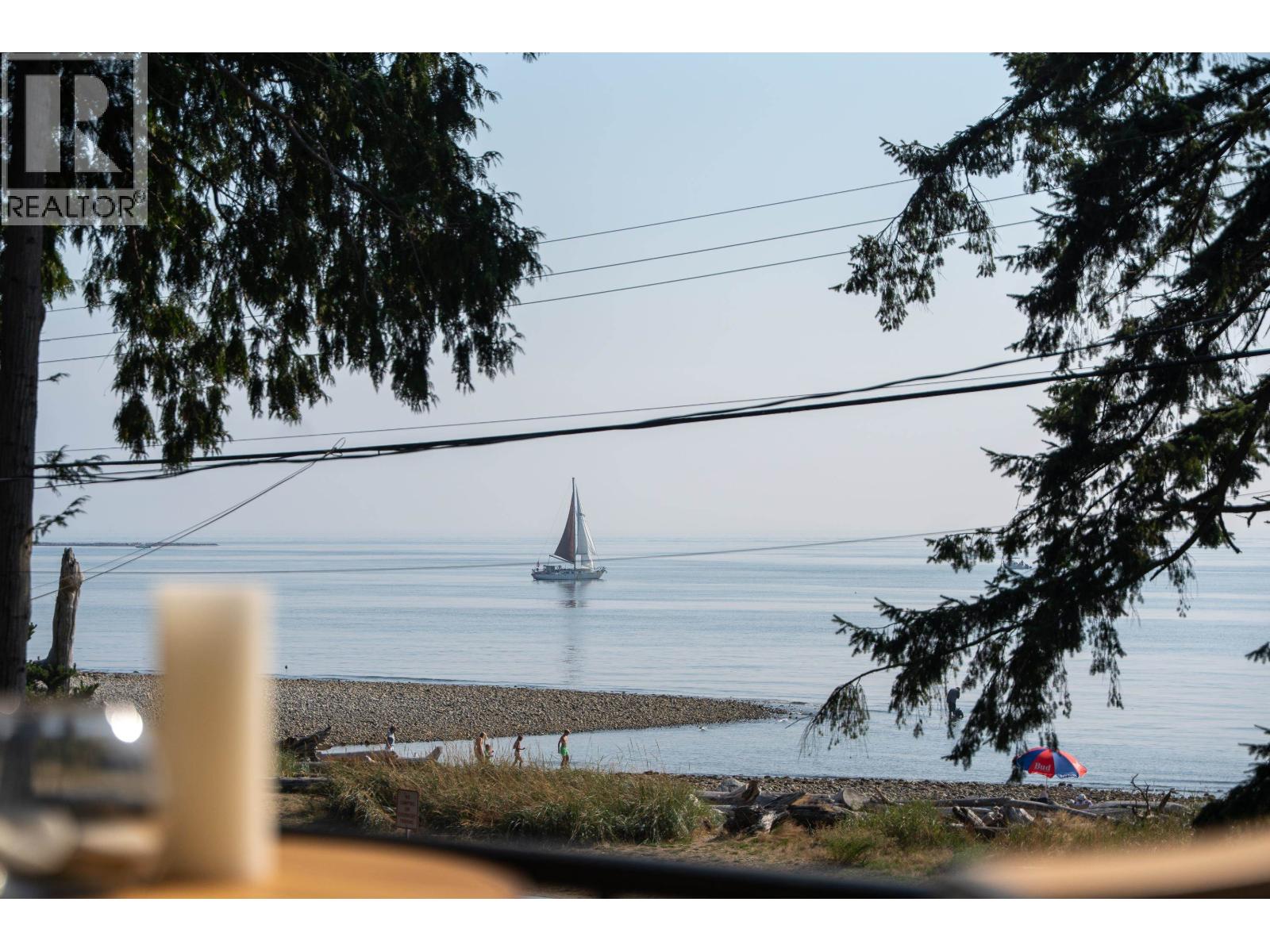 1590 OCEAN BEACH ESPLANADE, Gibsons