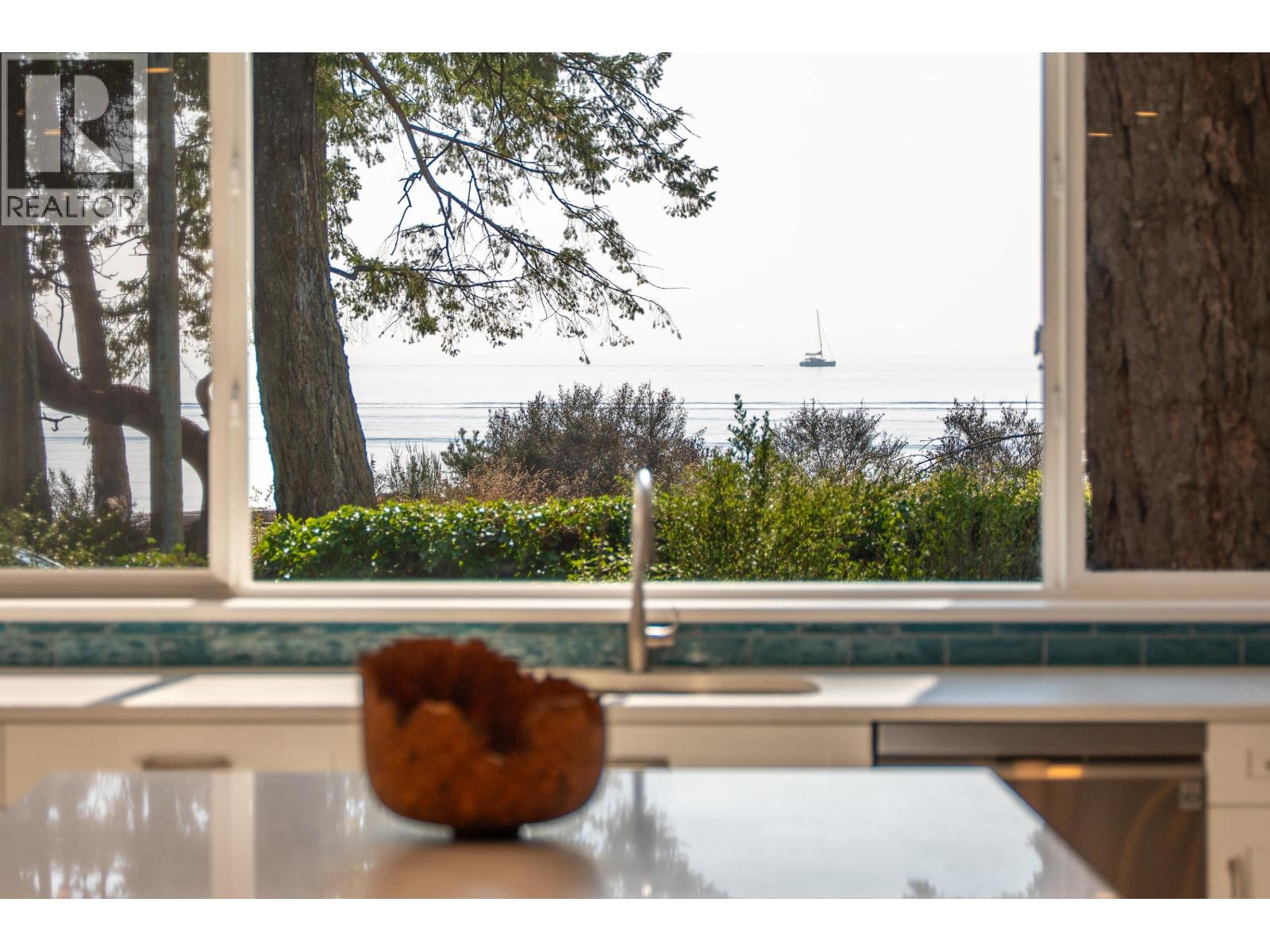 1590 OCEAN BEACH ESPLANADE, Gibsons