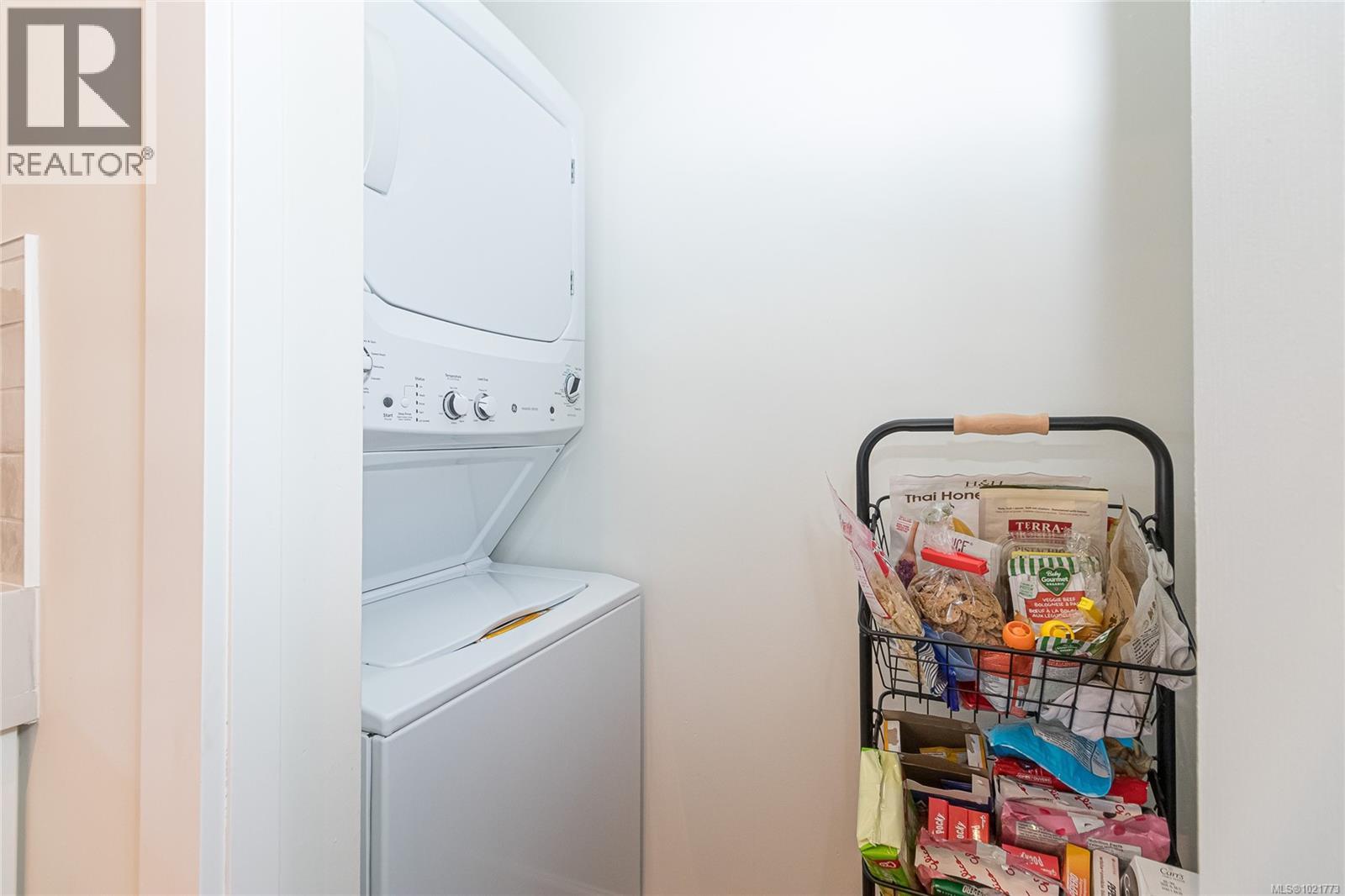 408 870 Short Street, Saanich