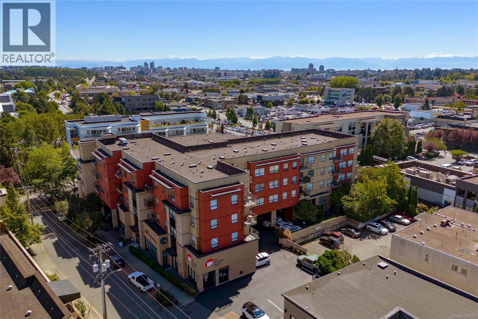 408 870 Short Street, Saanich