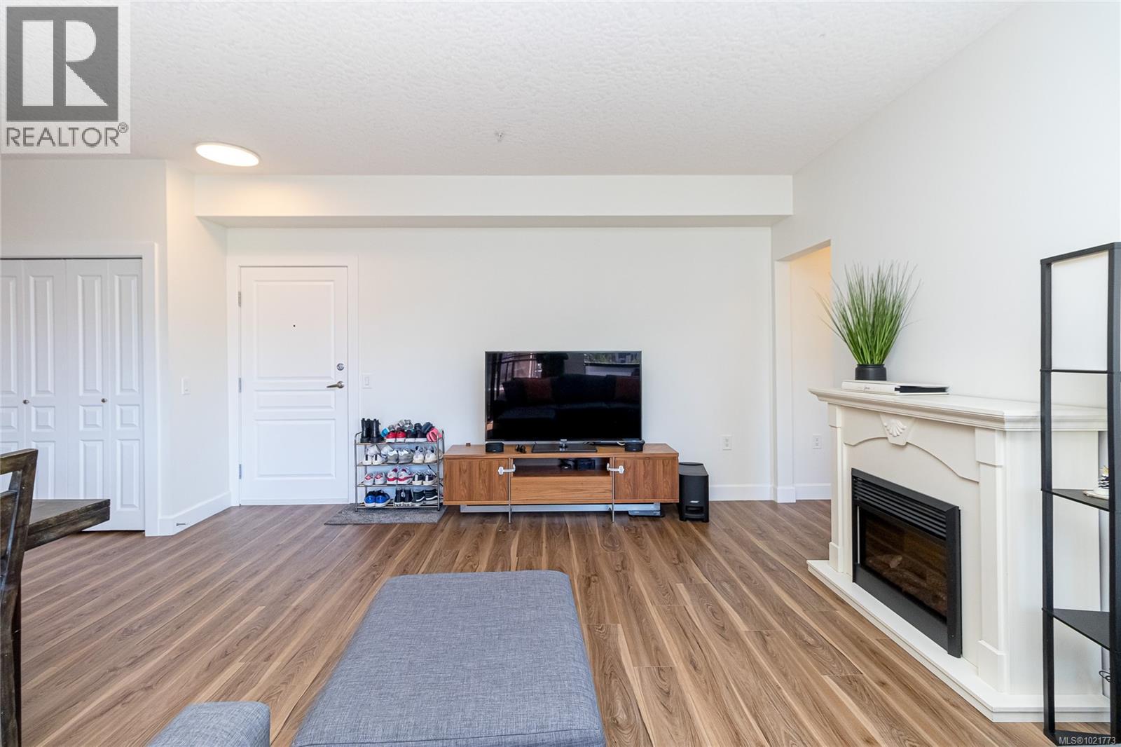 408 870 Short Street, Saanich