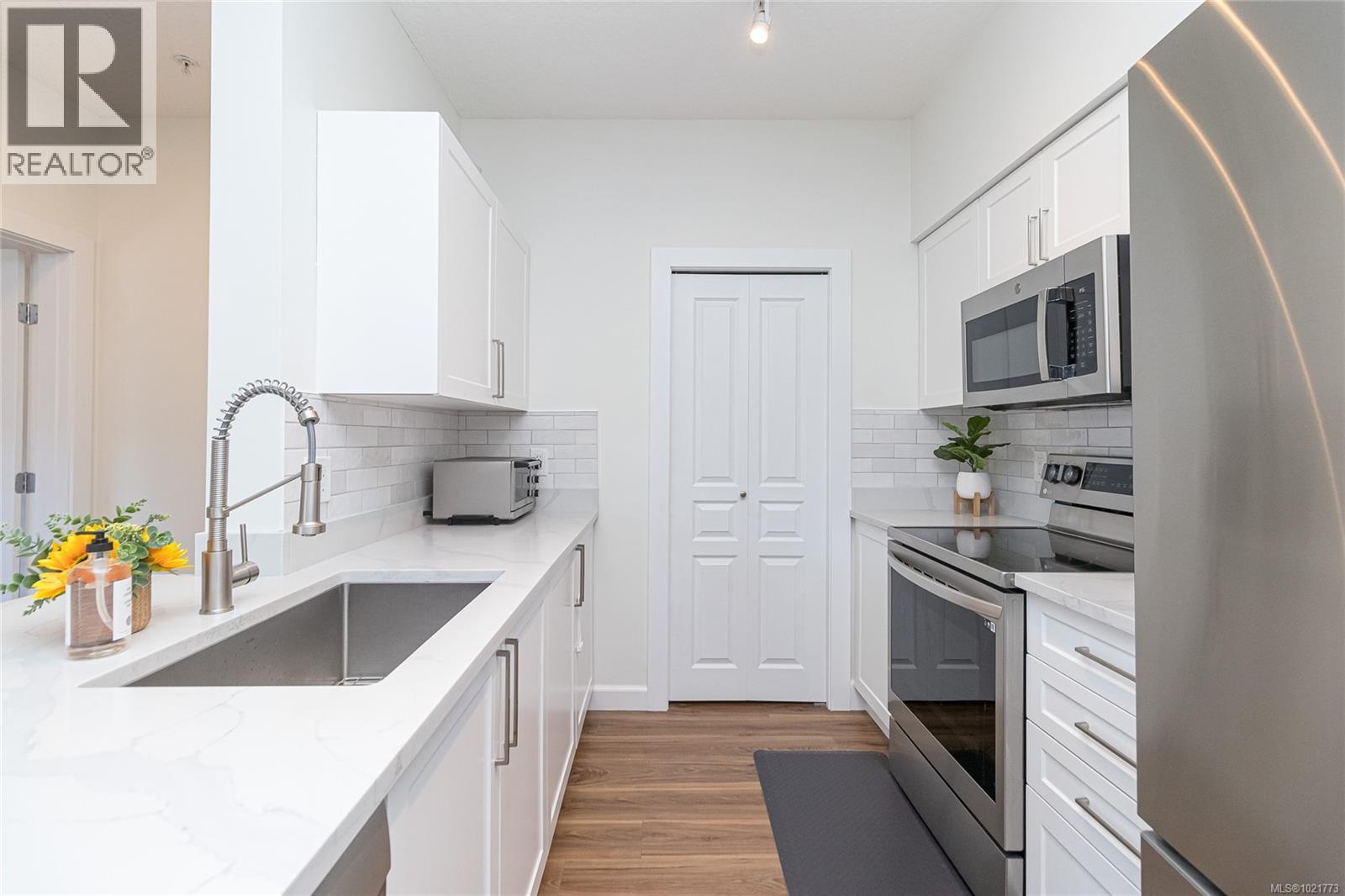 408 870 Short Street, Saanich