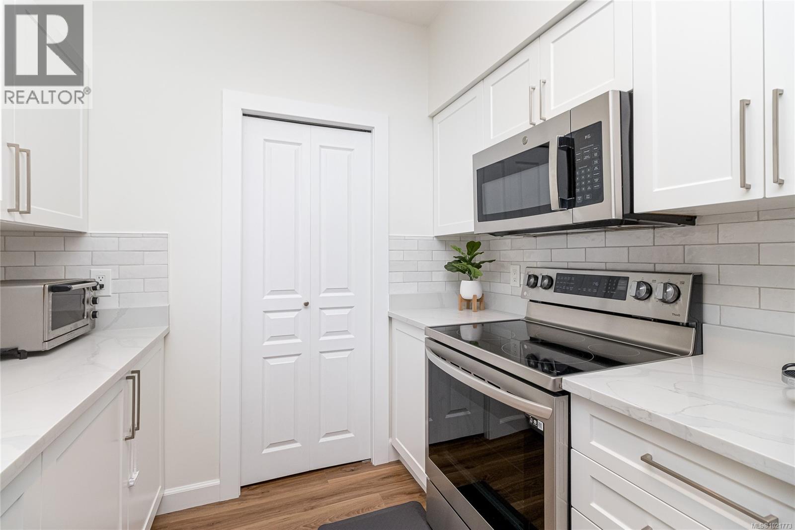 408 870 Short Street, Saanich