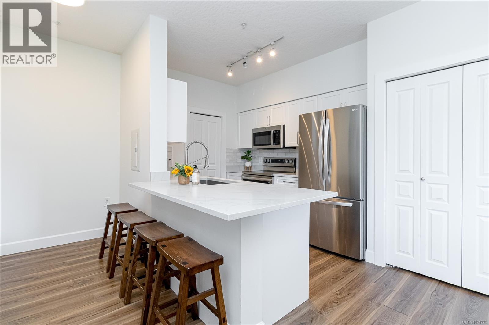 408 870 Short Street, Saanich