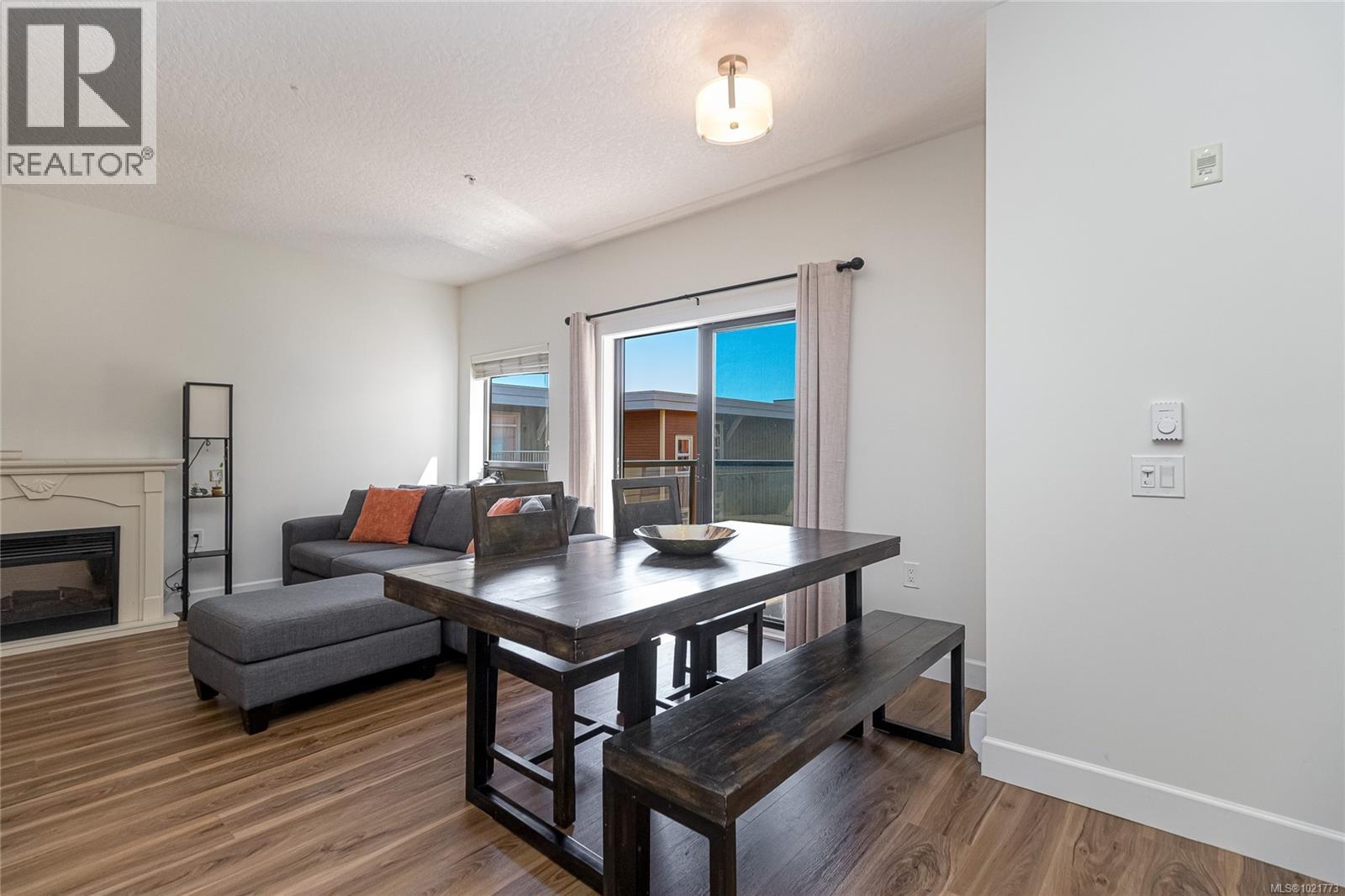 408 870 Short Street, Saanich