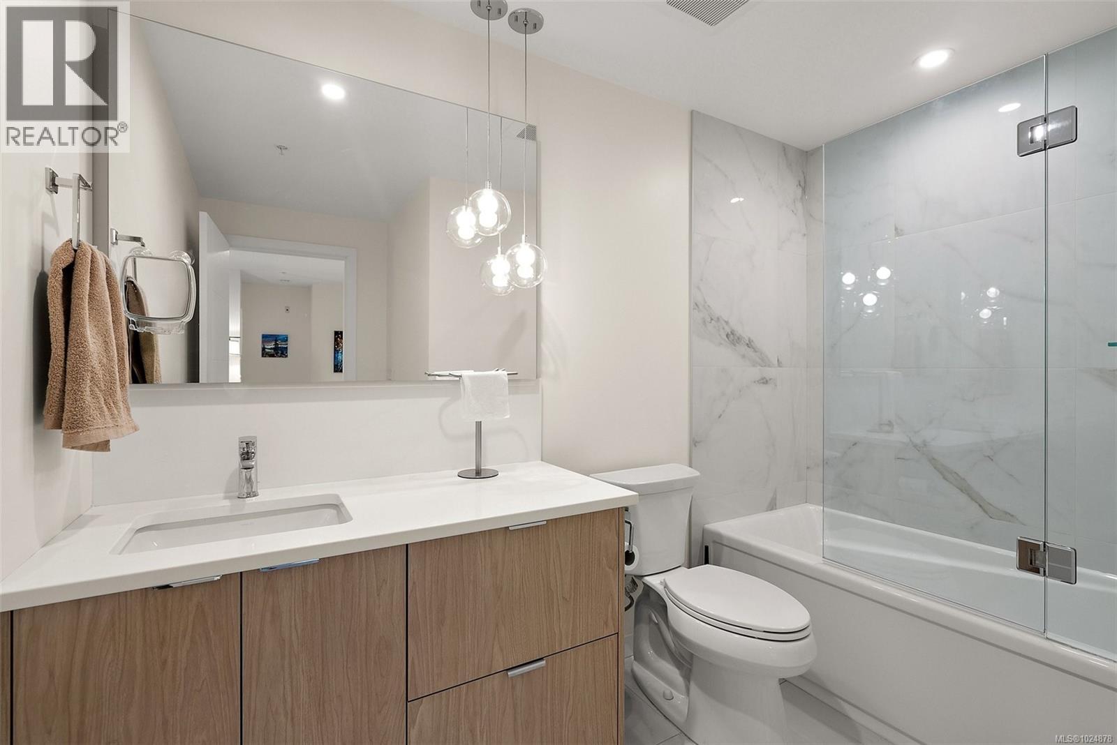 203 5118 Cordova Bay Road, Saanich