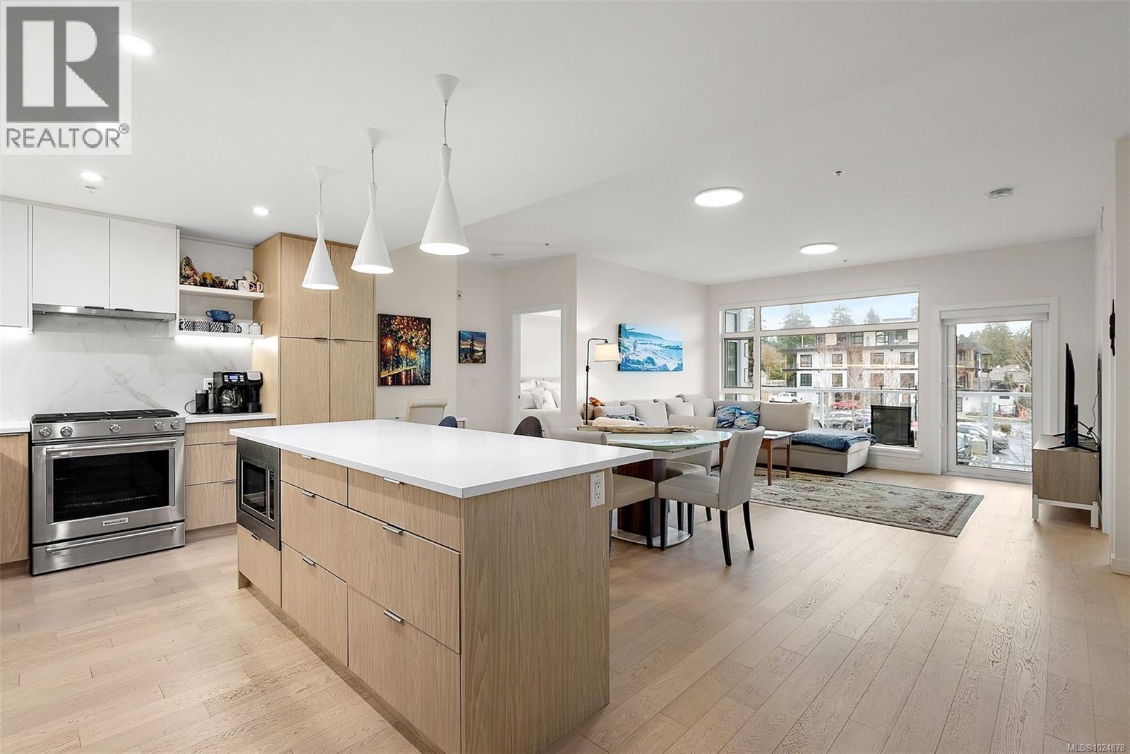 203 5118 Cordova Bay Road, Saanich