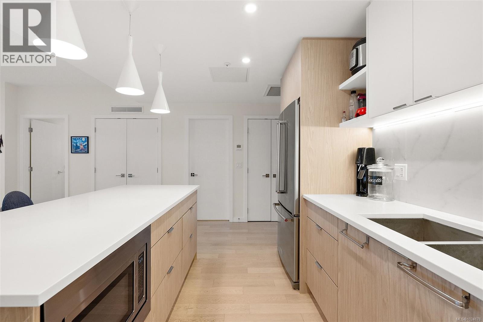 203 5118 Cordova Bay Road, Saanich