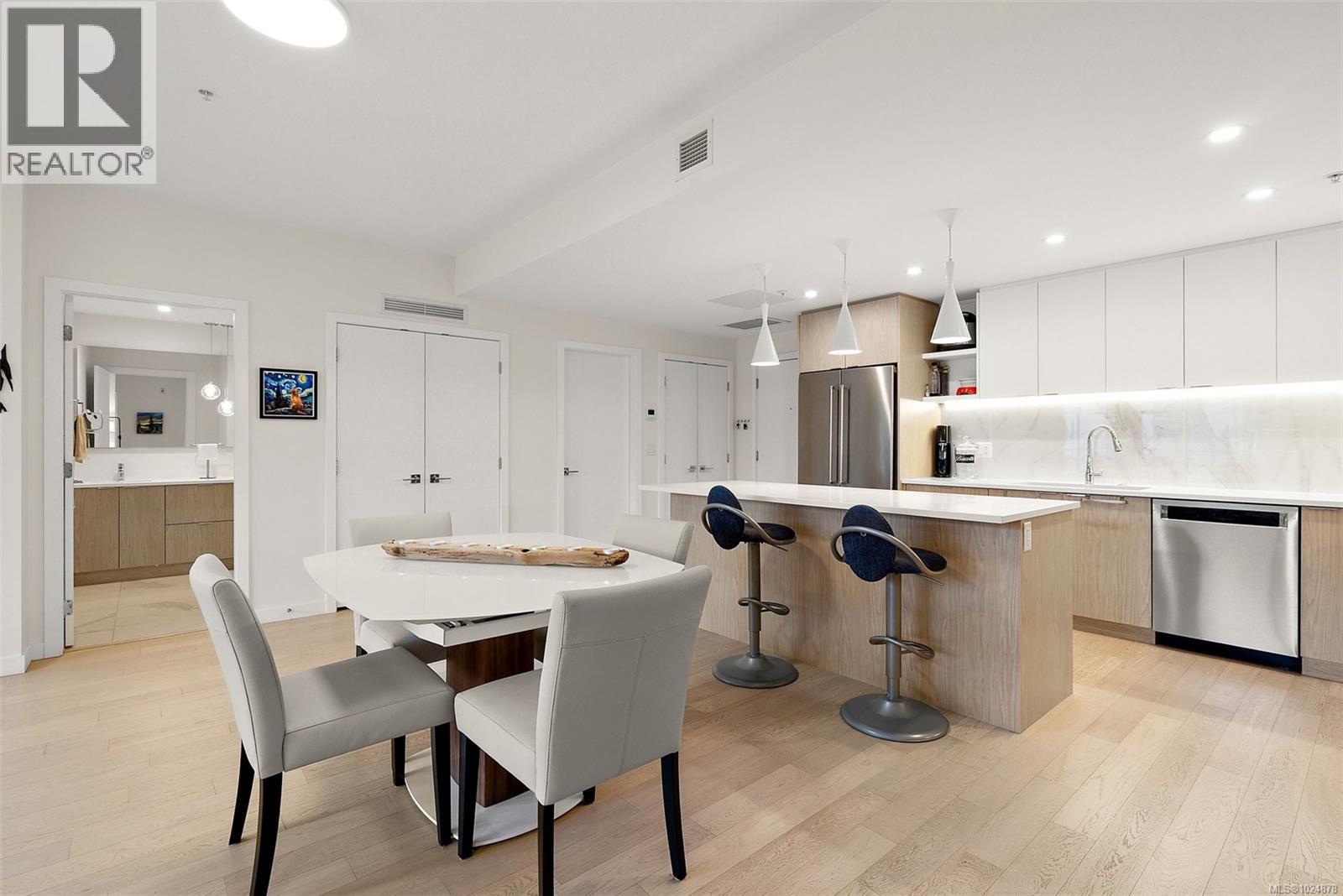 203 5118 Cordova Bay Road, Saanich