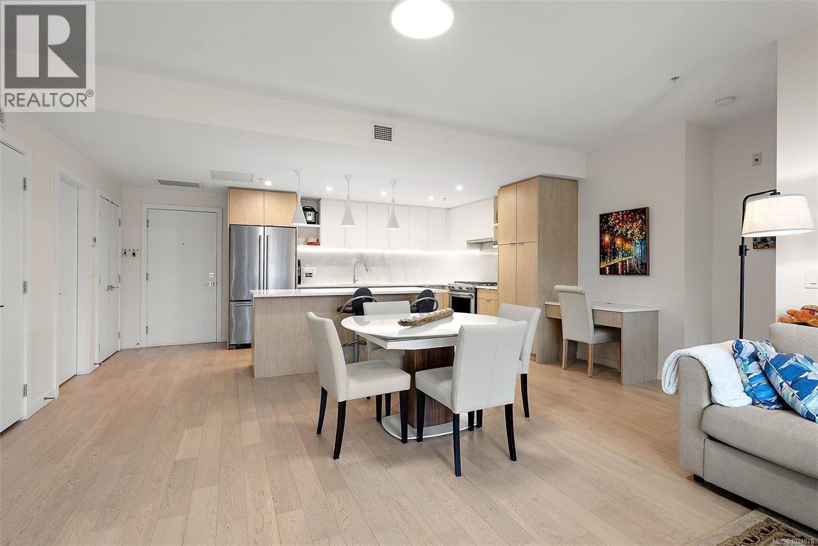 203 5118 Cordova Bay Road, Saanich