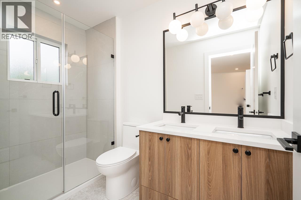 2 128 N GROSVENOR AVENUE, Burnaby