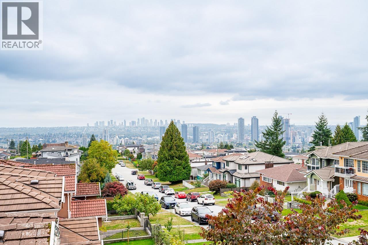 2 128 N GROSVENOR AVENUE, Burnaby