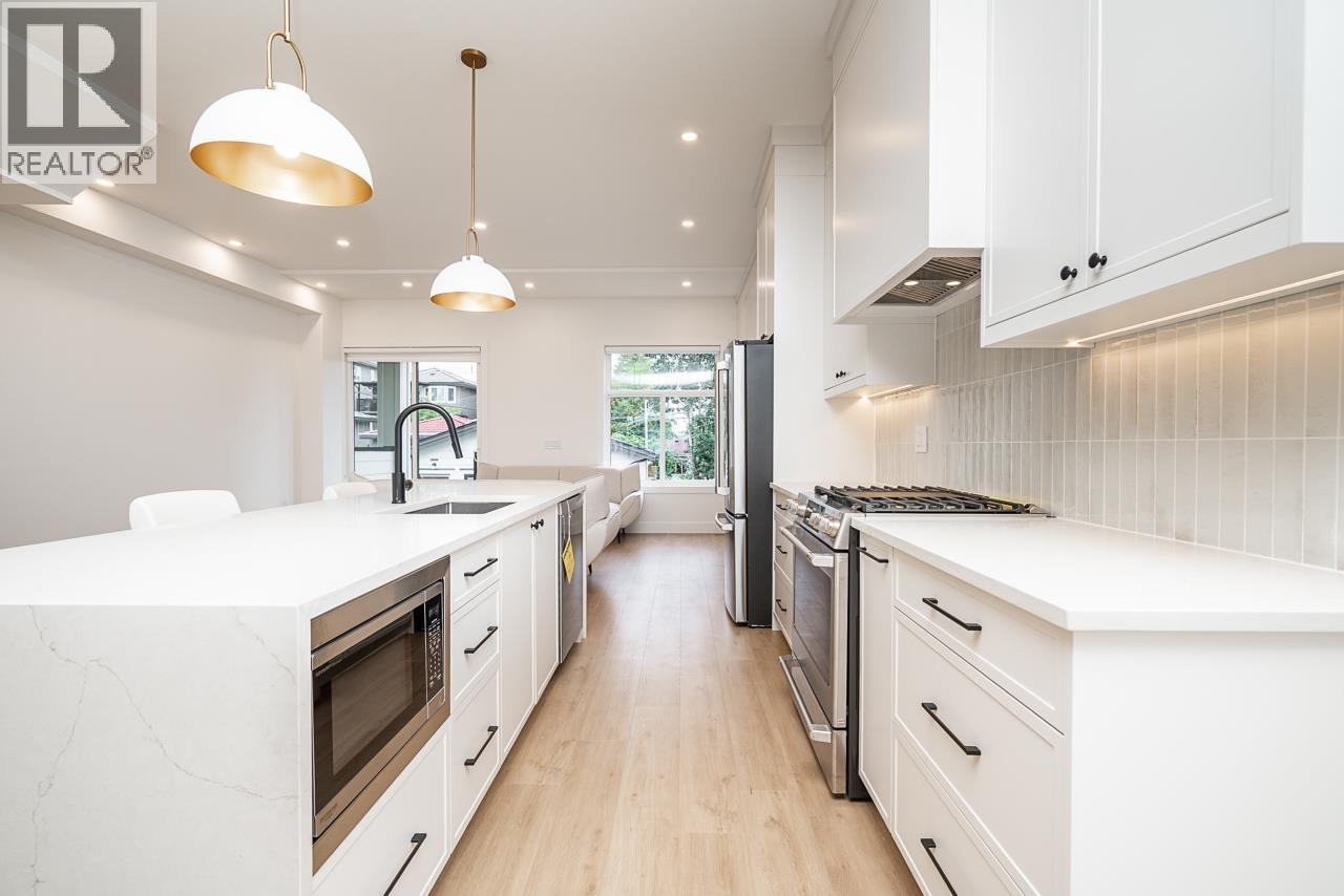 2 128 N GROSVENOR AVENUE, Burnaby