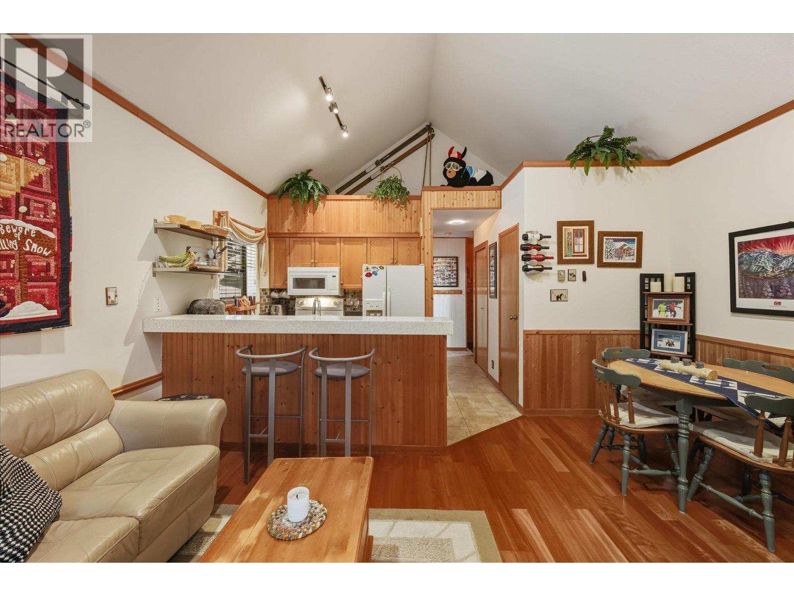 202 3050 HILLCREST DRIVE, Whistler