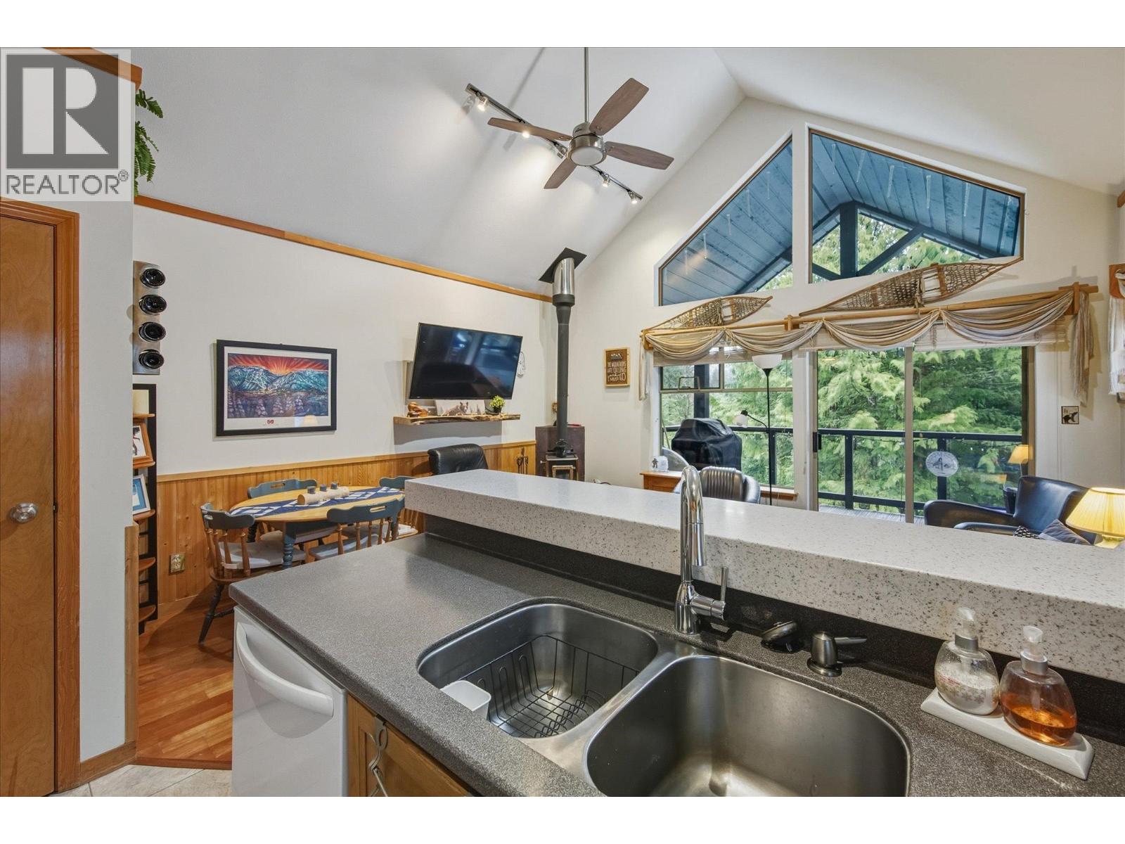 202 3050 HILLCREST DRIVE, Whistler