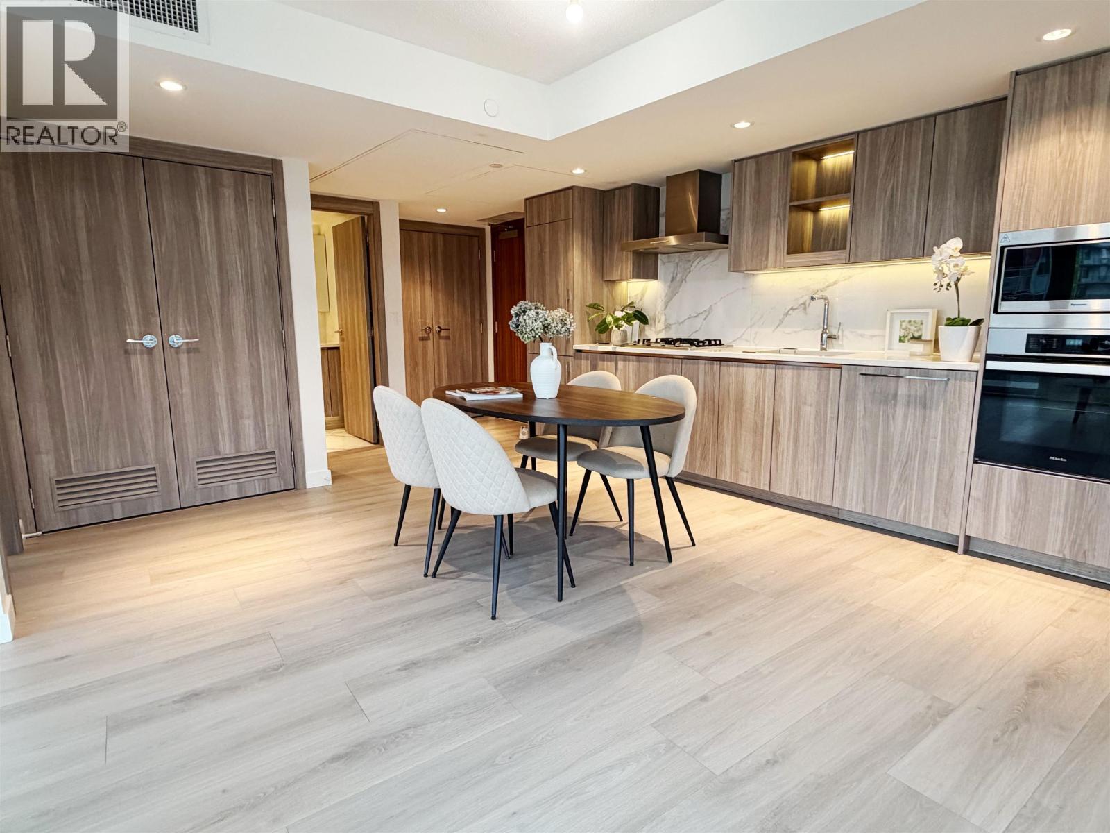 #1385-8608 HAZELBRIDGE Way, Richmond