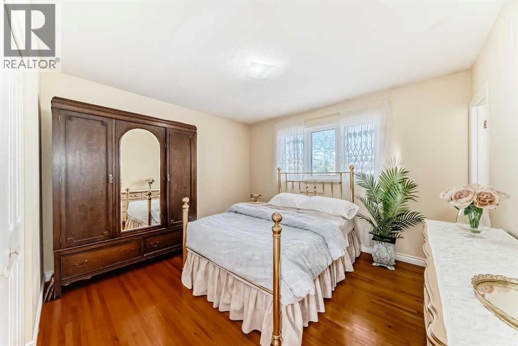 Single Family House Bungalow for Sale in   Avenue NW Varsity Calgary 