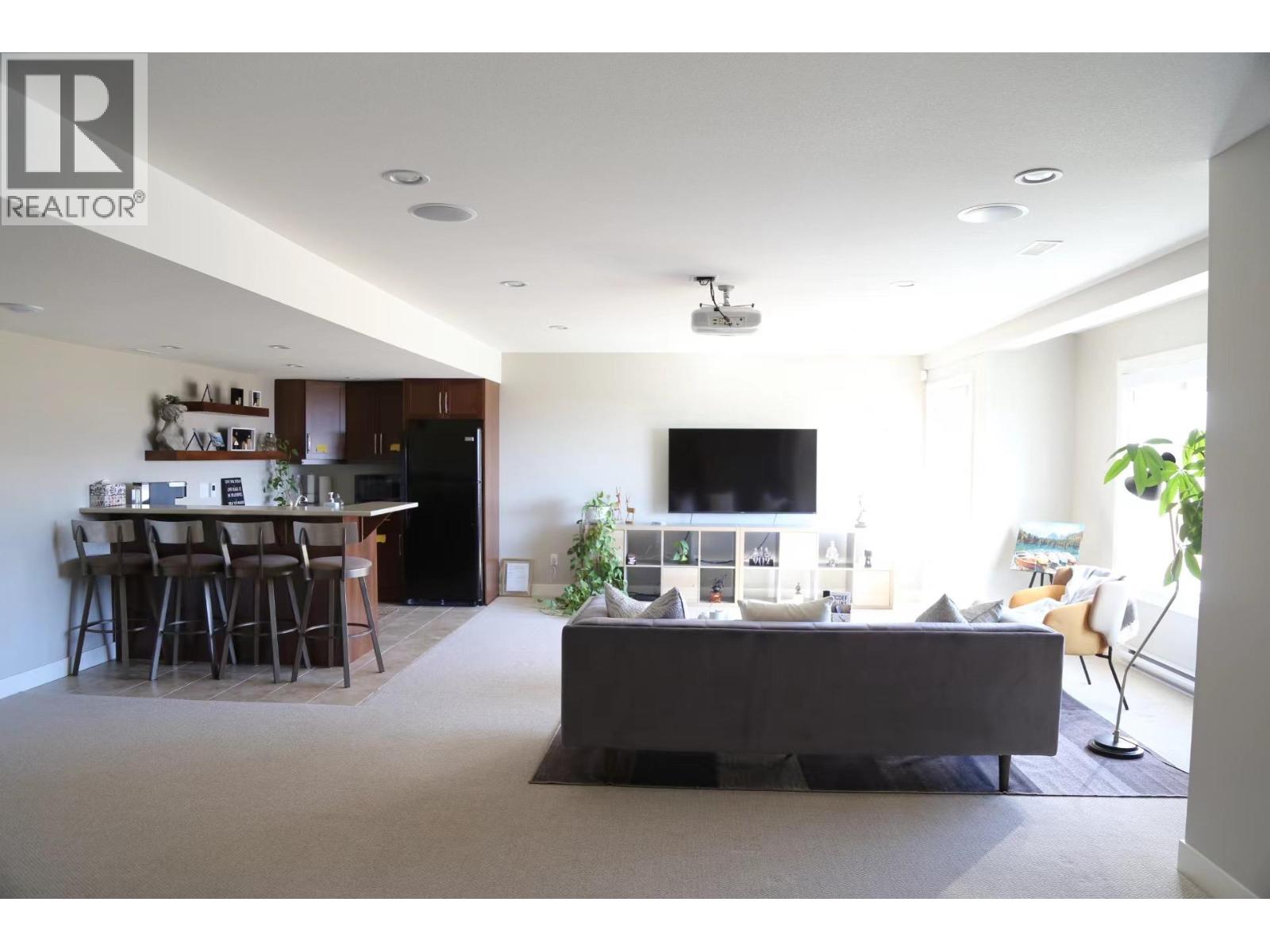  1243 FEEDHAM Avenue, Kelowna