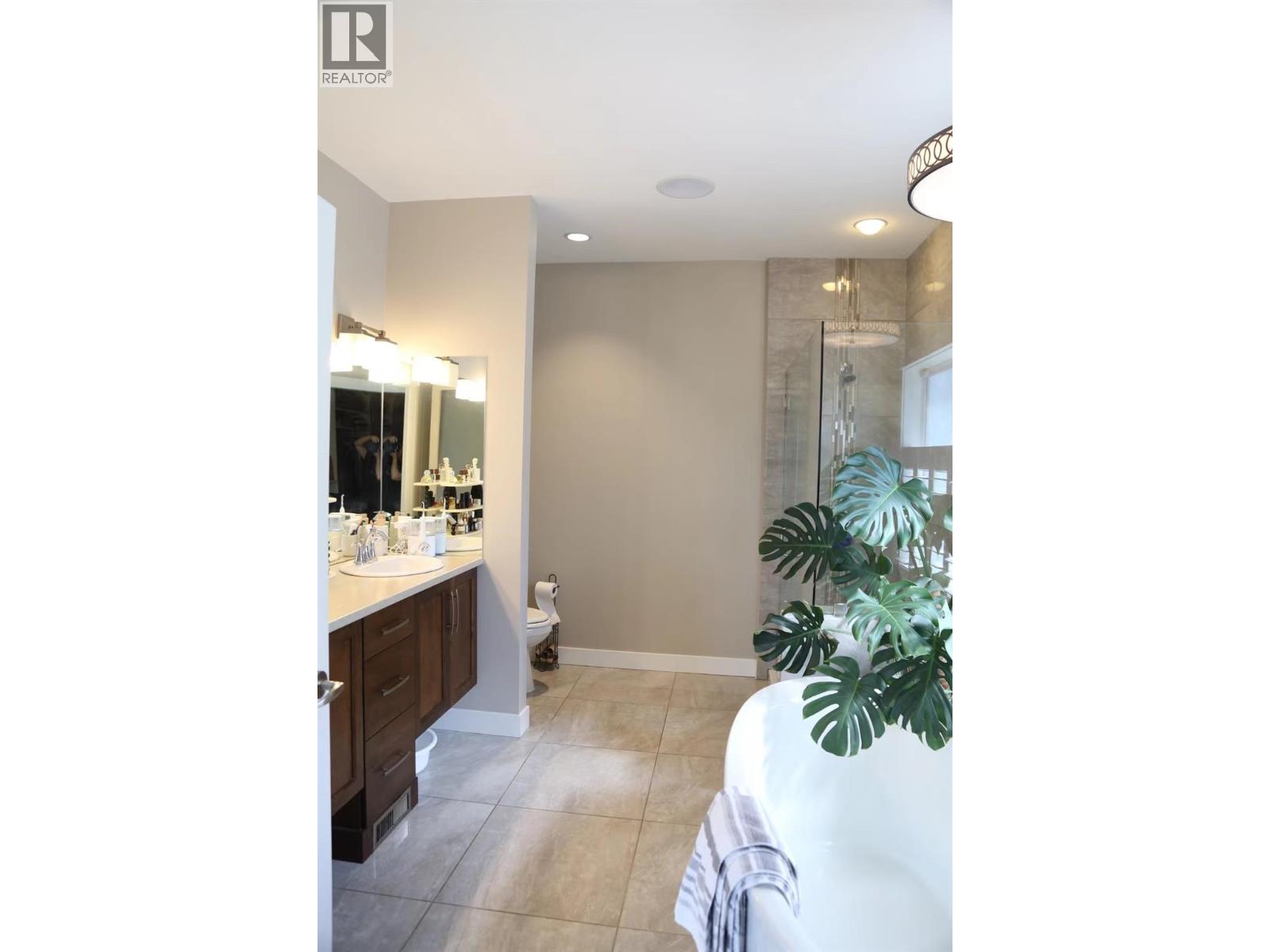  1243 FEEDHAM Avenue, Kelowna