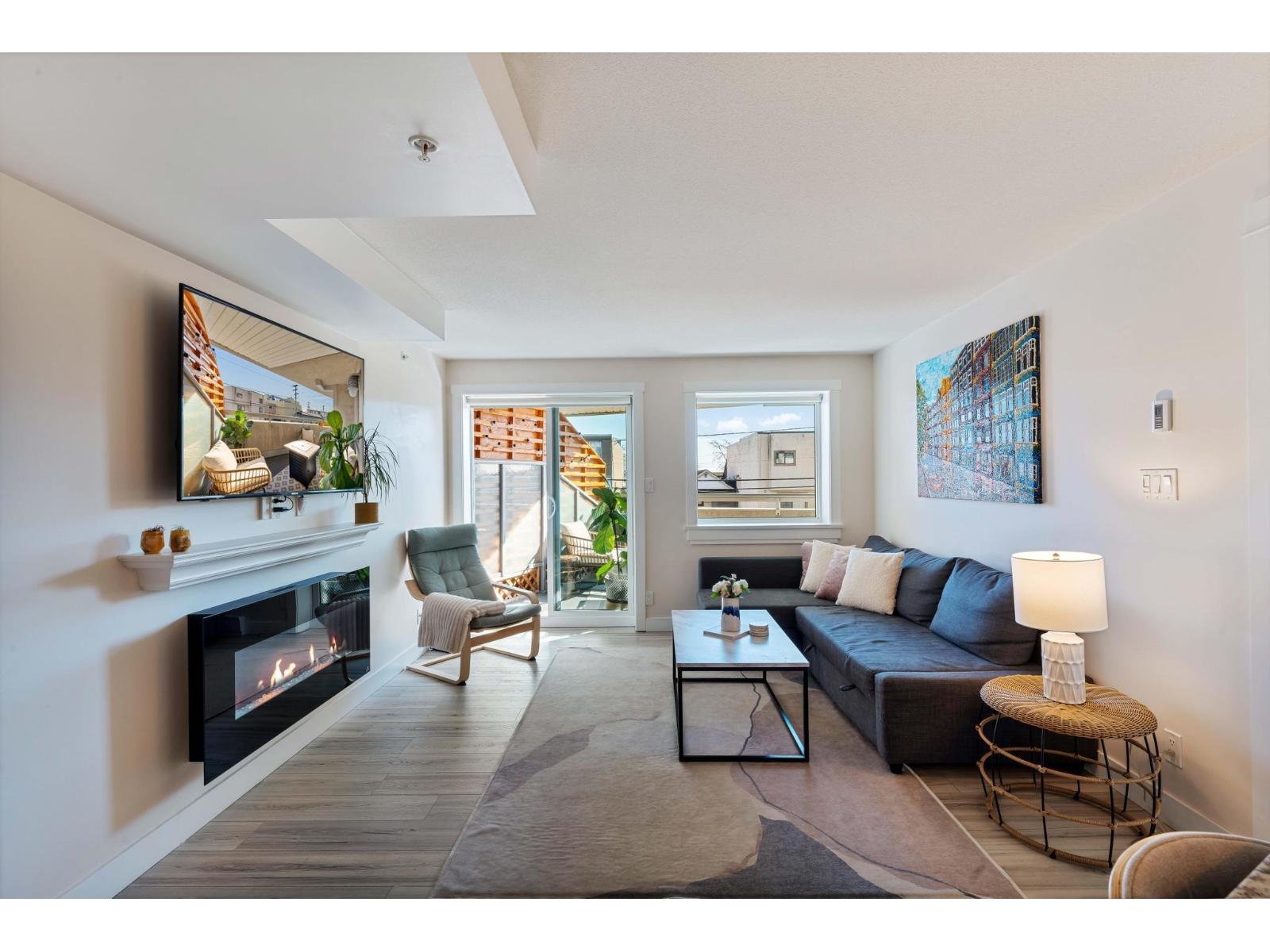 202 14955 VICTORIA AVENUE, White Rock