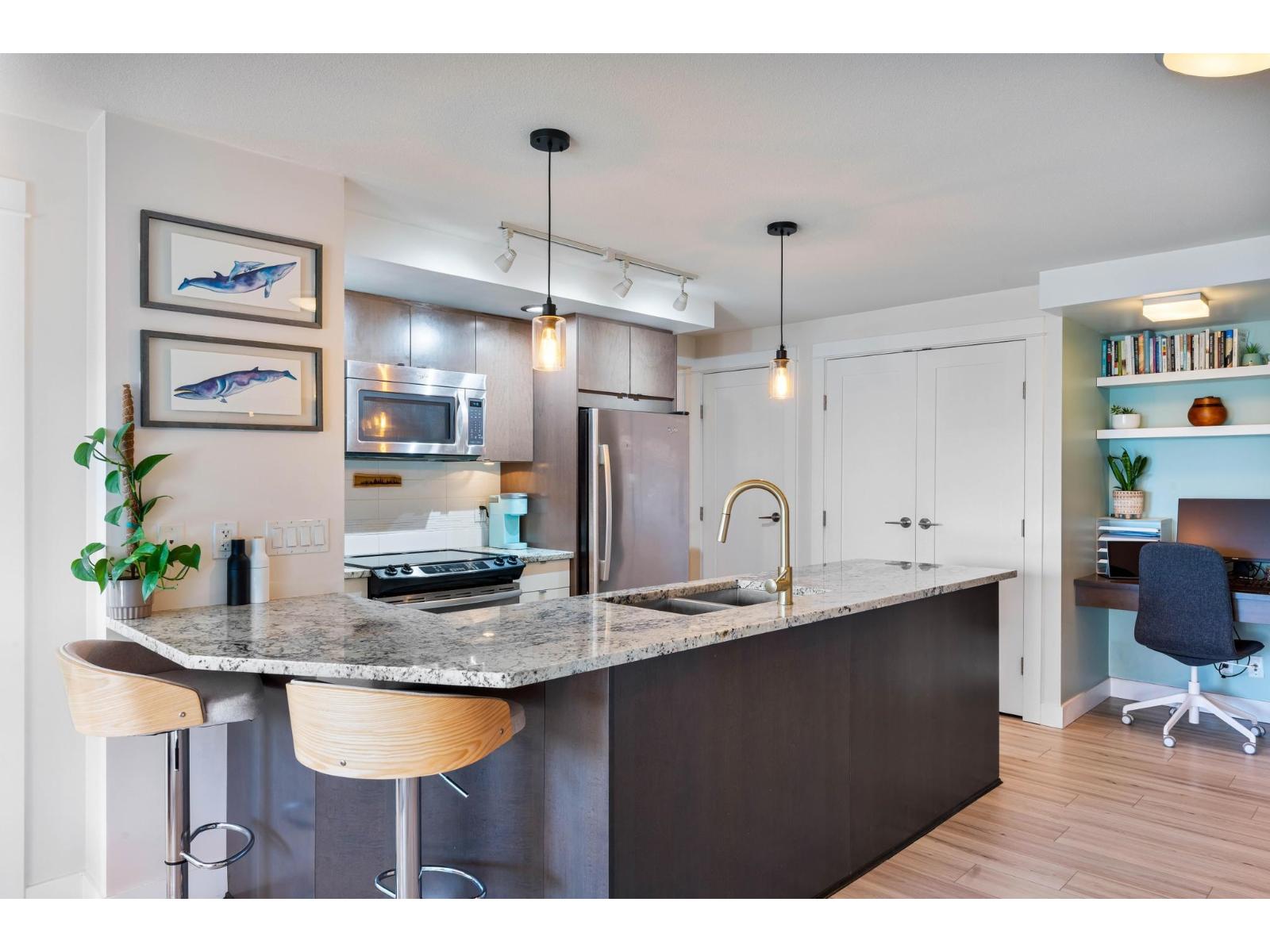 202 14955 VICTORIA AVENUE, White Rock