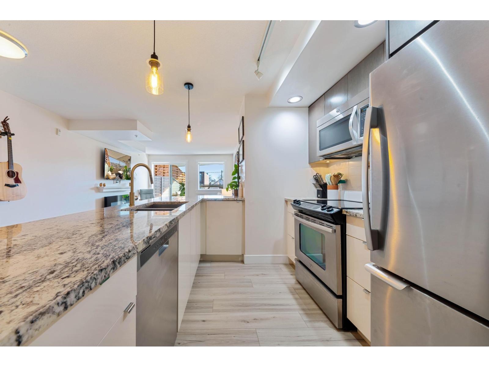 202 14955 VICTORIA AVENUE, White Rock