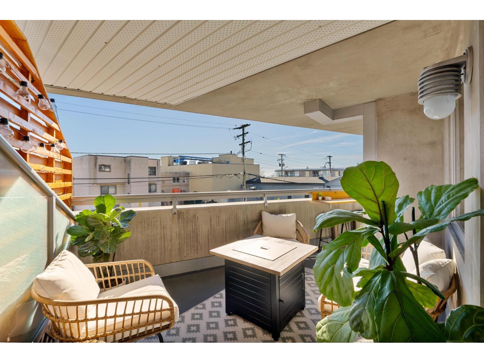 202 14955 VICTORIA AVENUE, White Rock