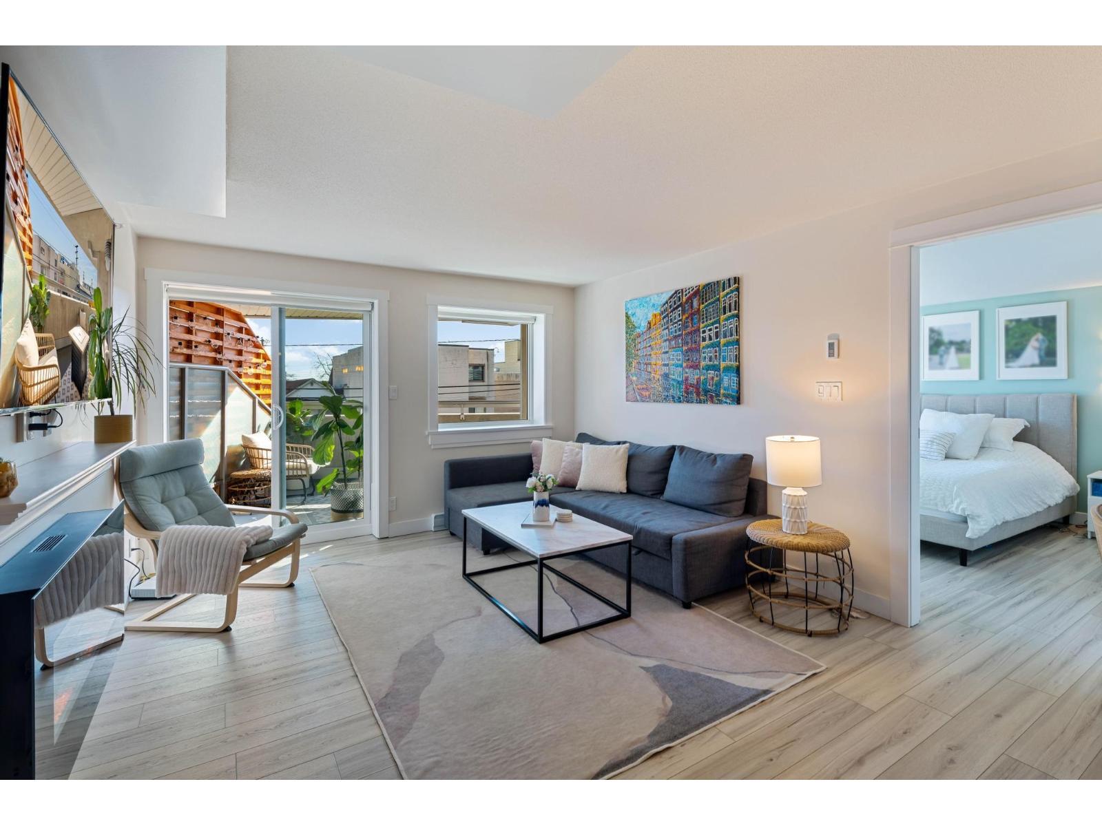 202 14955 VICTORIA AVENUE, White Rock