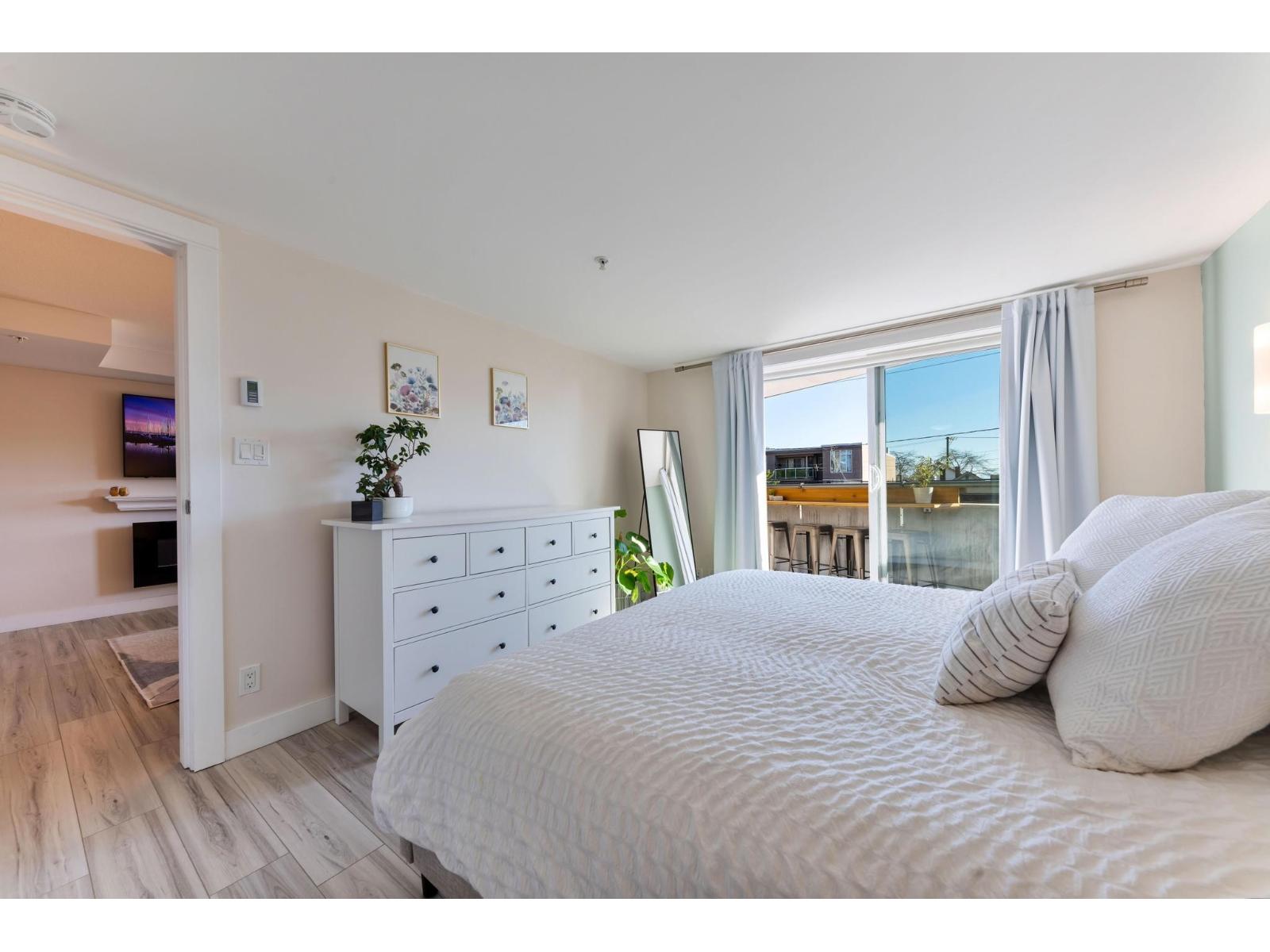 202 14955 VICTORIA AVENUE, White Rock