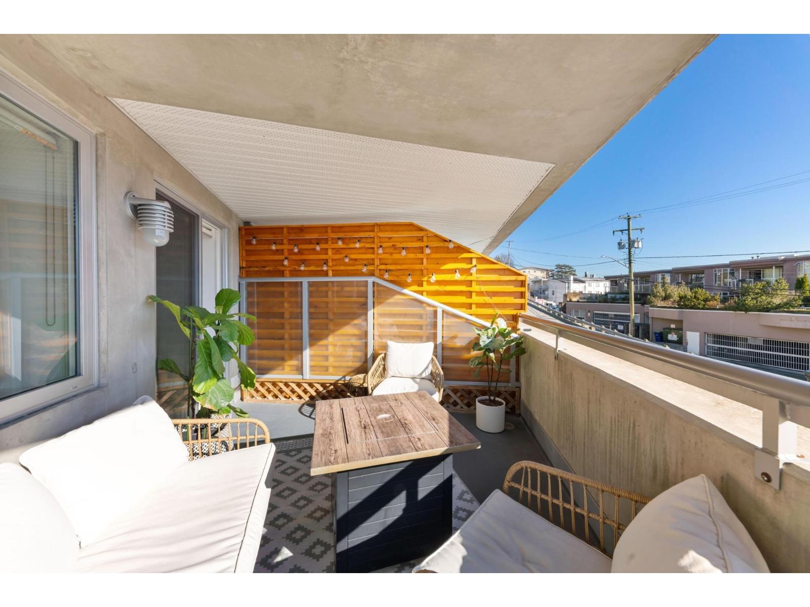 202 14955 VICTORIA AVENUE, White Rock