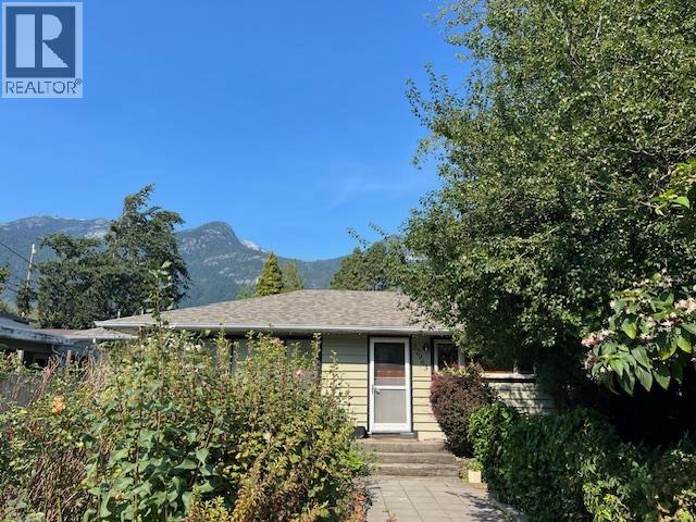 37963 FOURTH AVENUE, Squamish