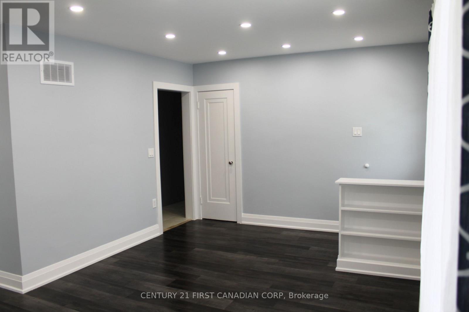 745 LEROY Unit Upper photo 3