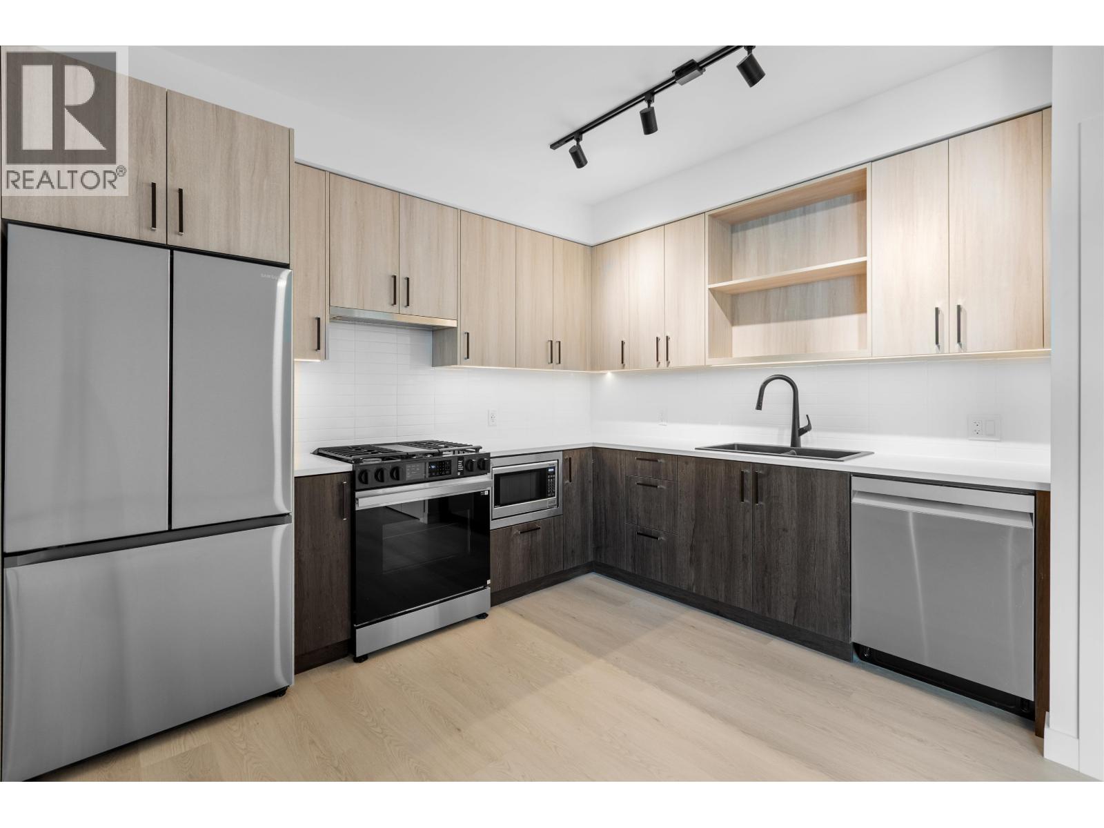 221 2002 ST. GEORGE STREET, Port Moody