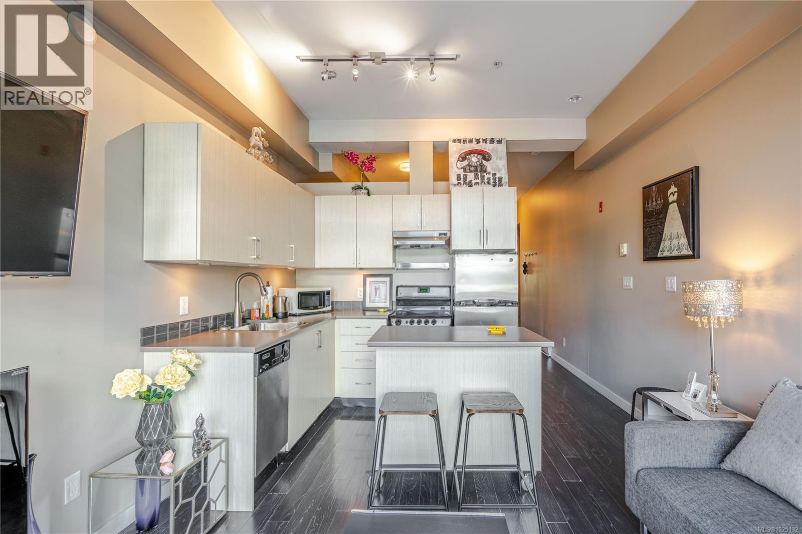 203 1121 Fort Street, Victoria