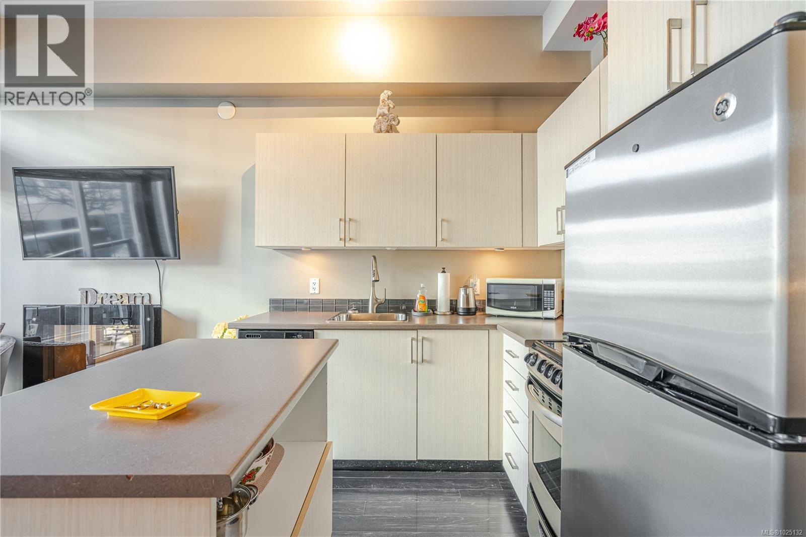 203 1121 Fort Street, Victoria