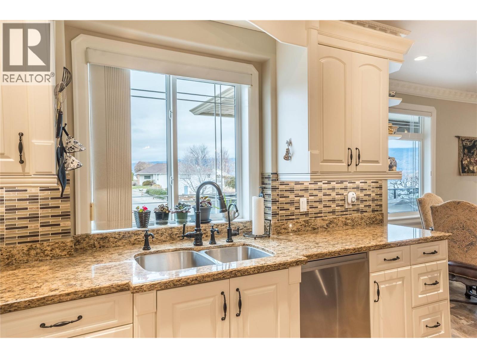 186 Jewel Place, Summerland