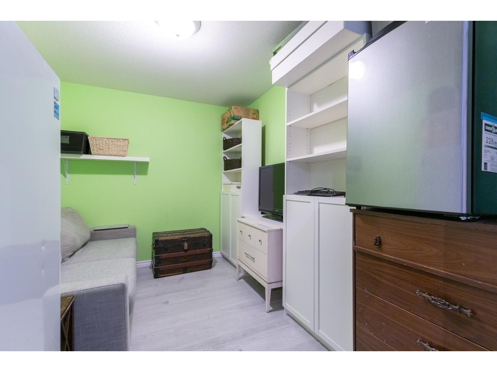 40 2998 MOUAT DRIVE — photo 34