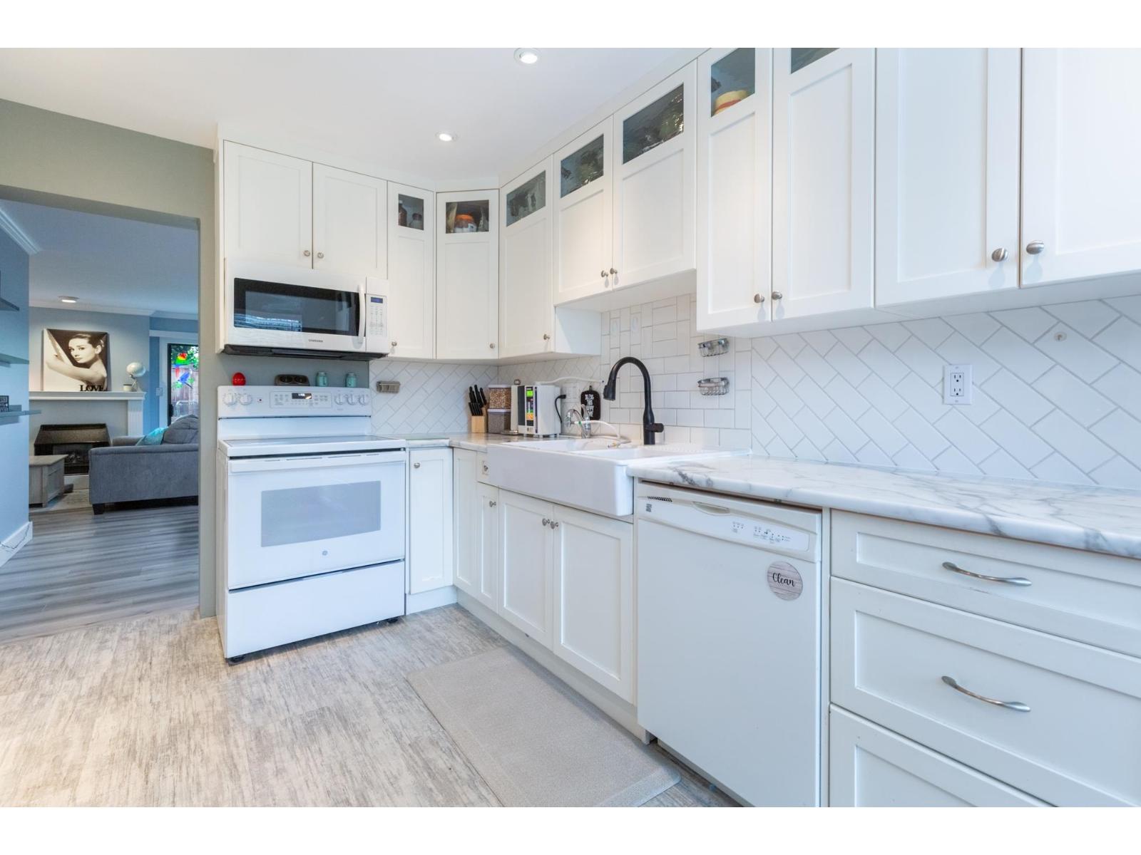 40 2998 MOUAT DRIVE — photo 16
