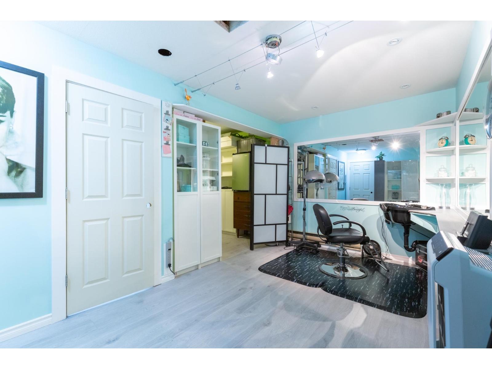 40 2998 MOUAT DRIVE — photo 31