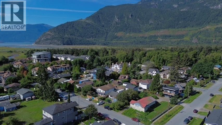 1246 VICTORIA STREET - Photo 3 of 12, Squamish, British Columbia