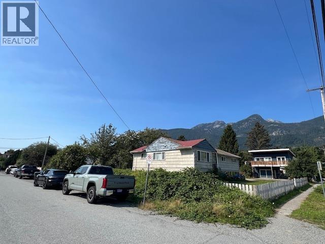 1246 VICTORIA STREET, Squamish
