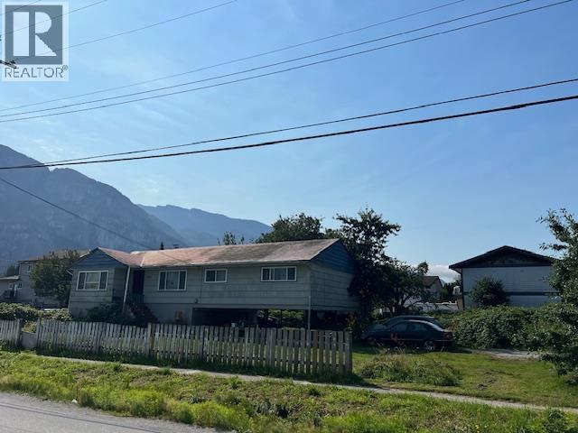 1246 VICTORIA STREET, Squamish