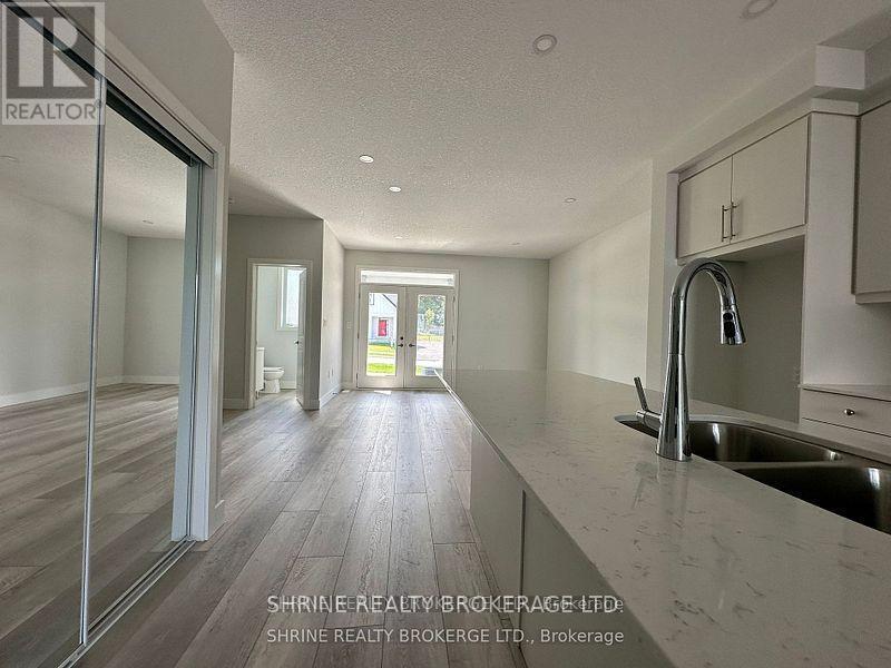 990 Deveron Unit 17 photo 3