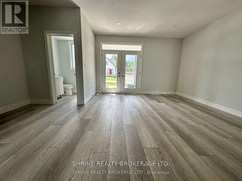 990 Deveron Unit 17 photo 5