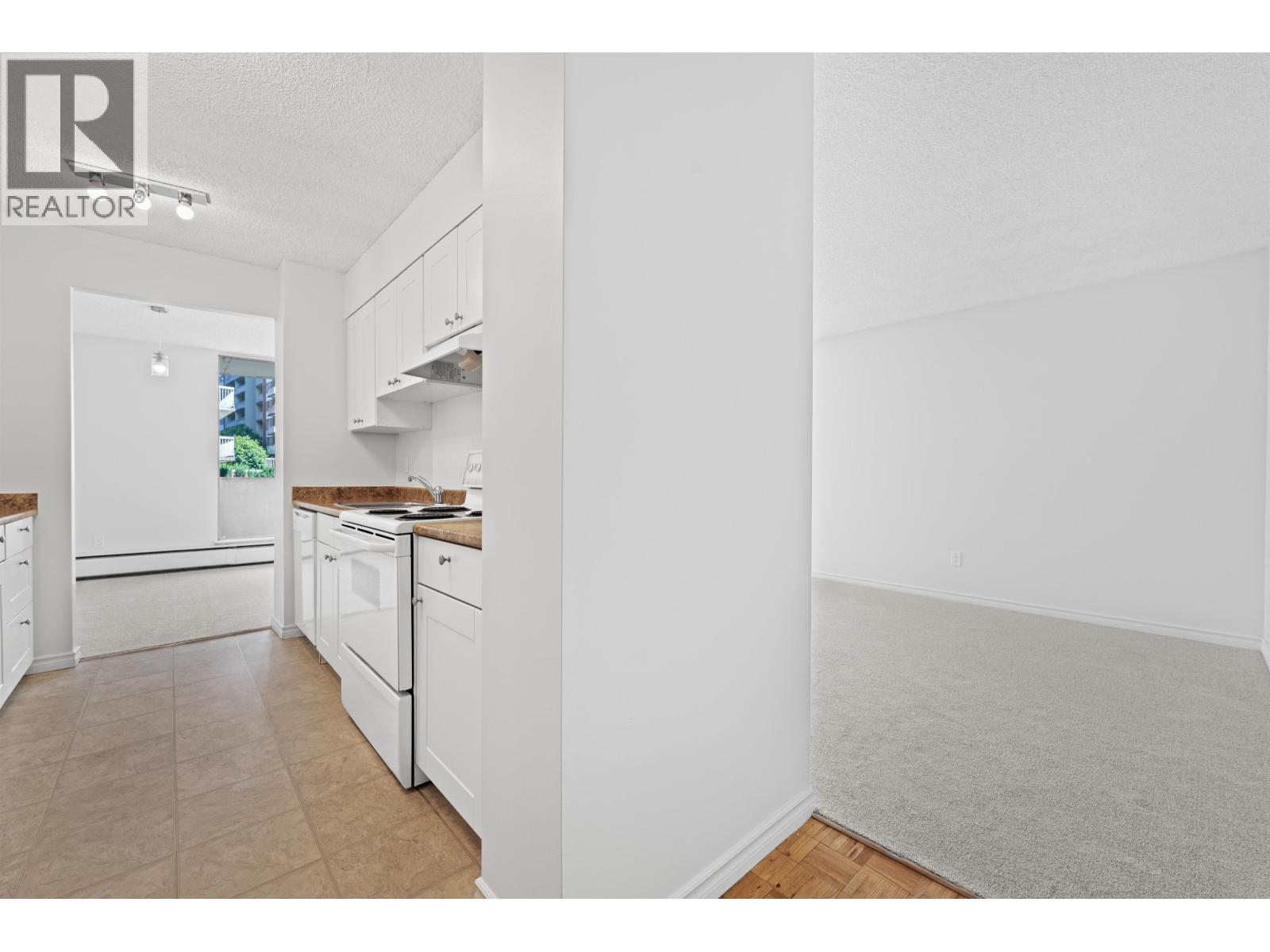 208 2024 FULLERTON AVENUE, North Vancouver