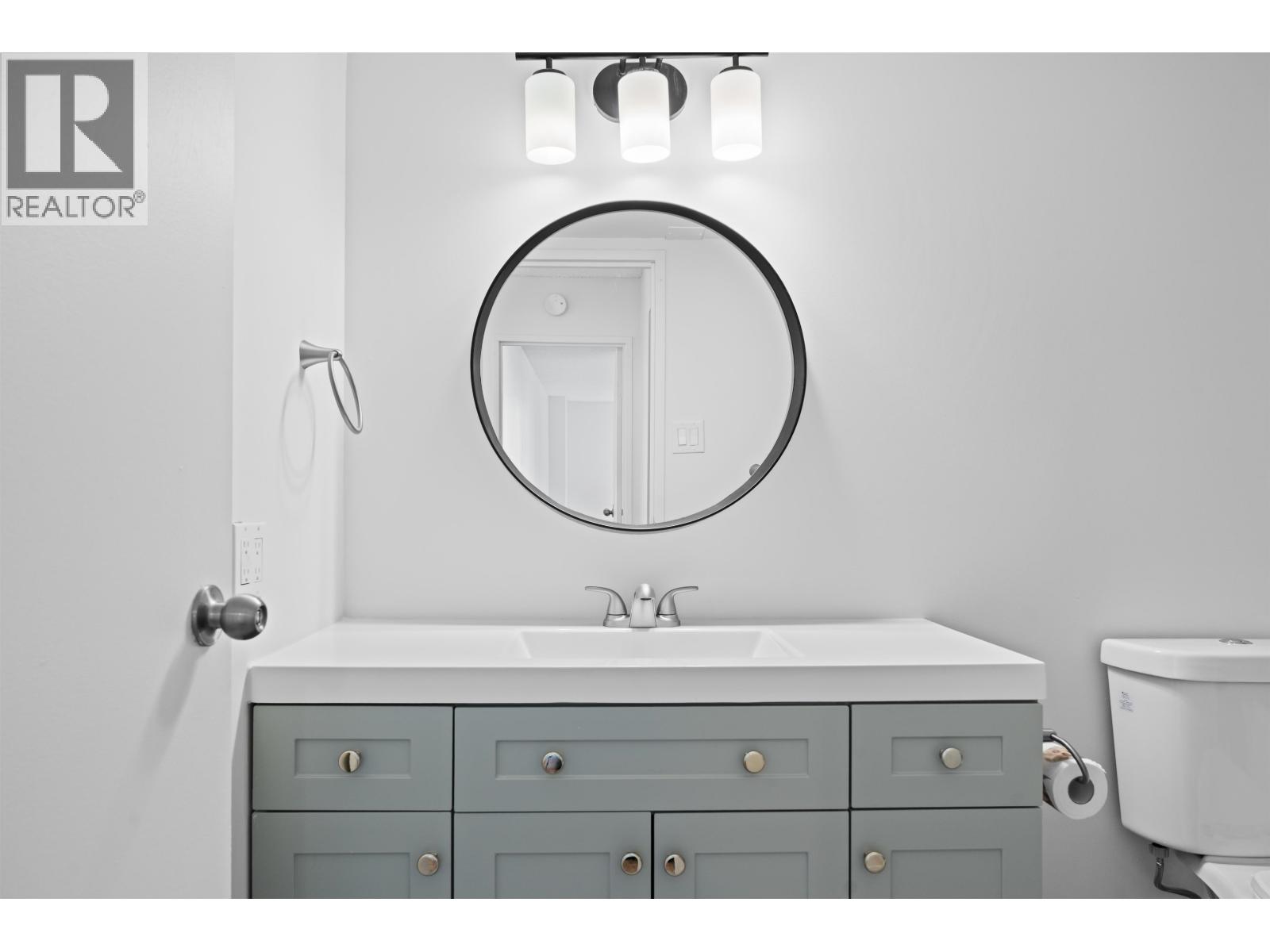 208 2024 FULLERTON AVENUE