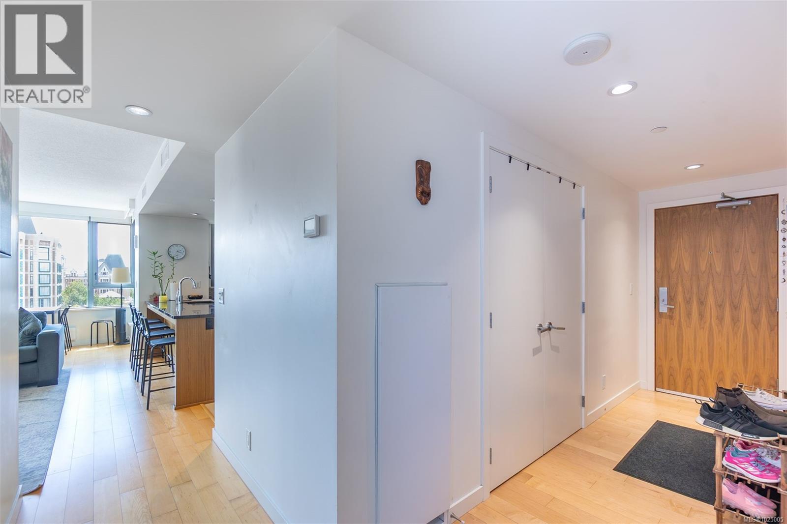 501 608 Broughton Street, Victoria