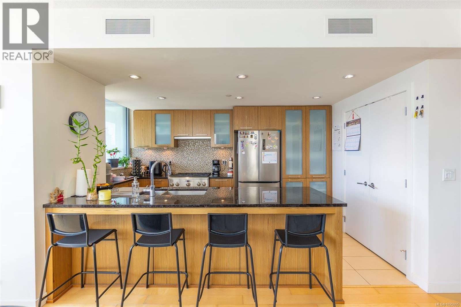 501 608 Broughton Street, Victoria